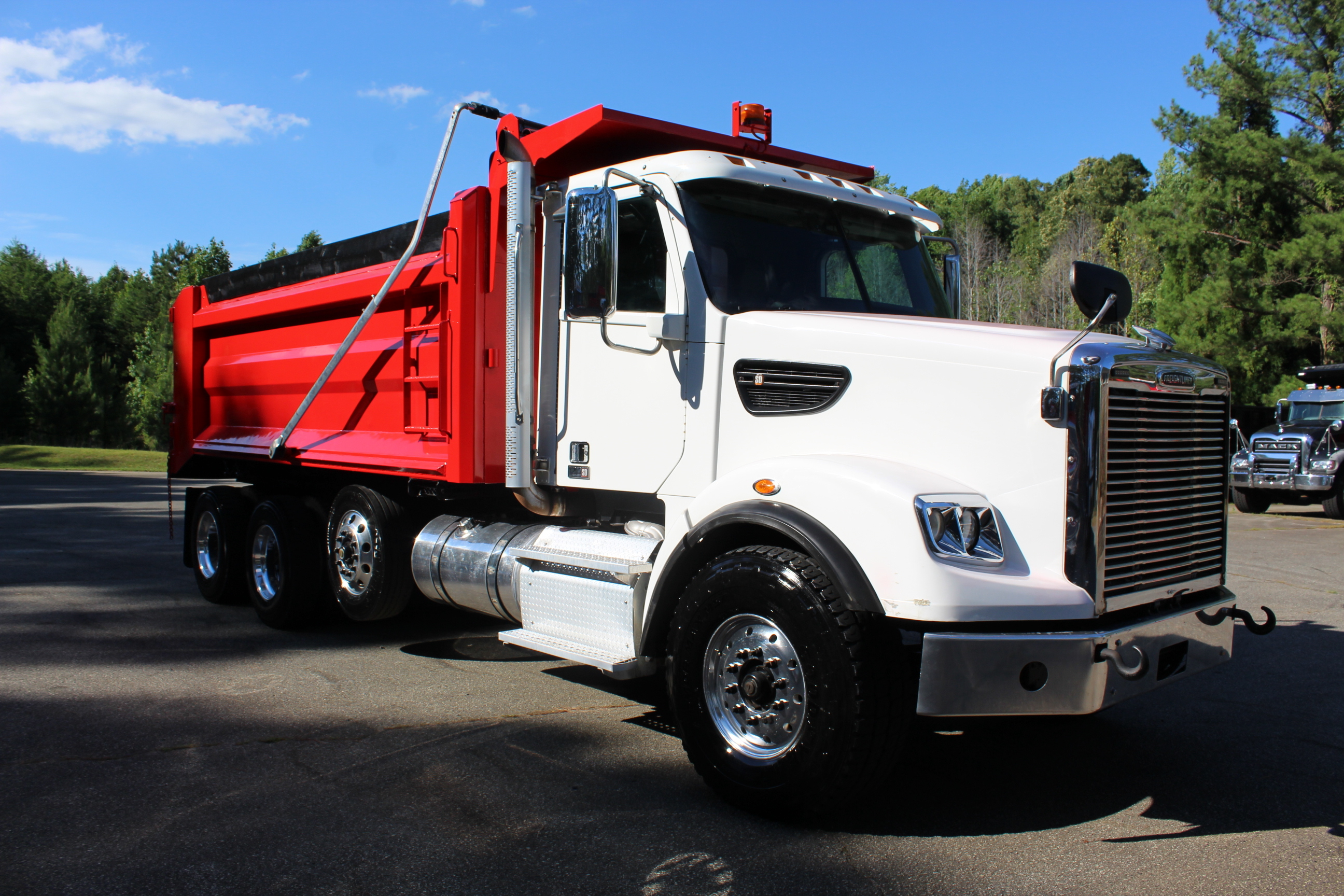 2018 FREIGHTLINER 122 SD in Mc Leansville, NC