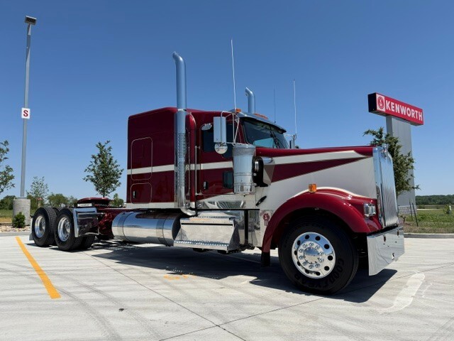 2027 KENWORTH W900L in Des Moines, IA