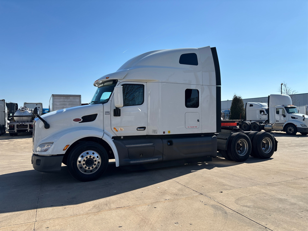 2021 PETERBILT 579 in Rockford, IL