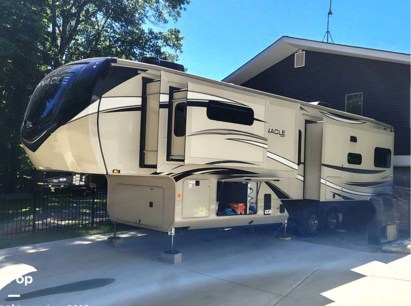 A photo of this 2022 Jayco Pinnacle 36SSWS