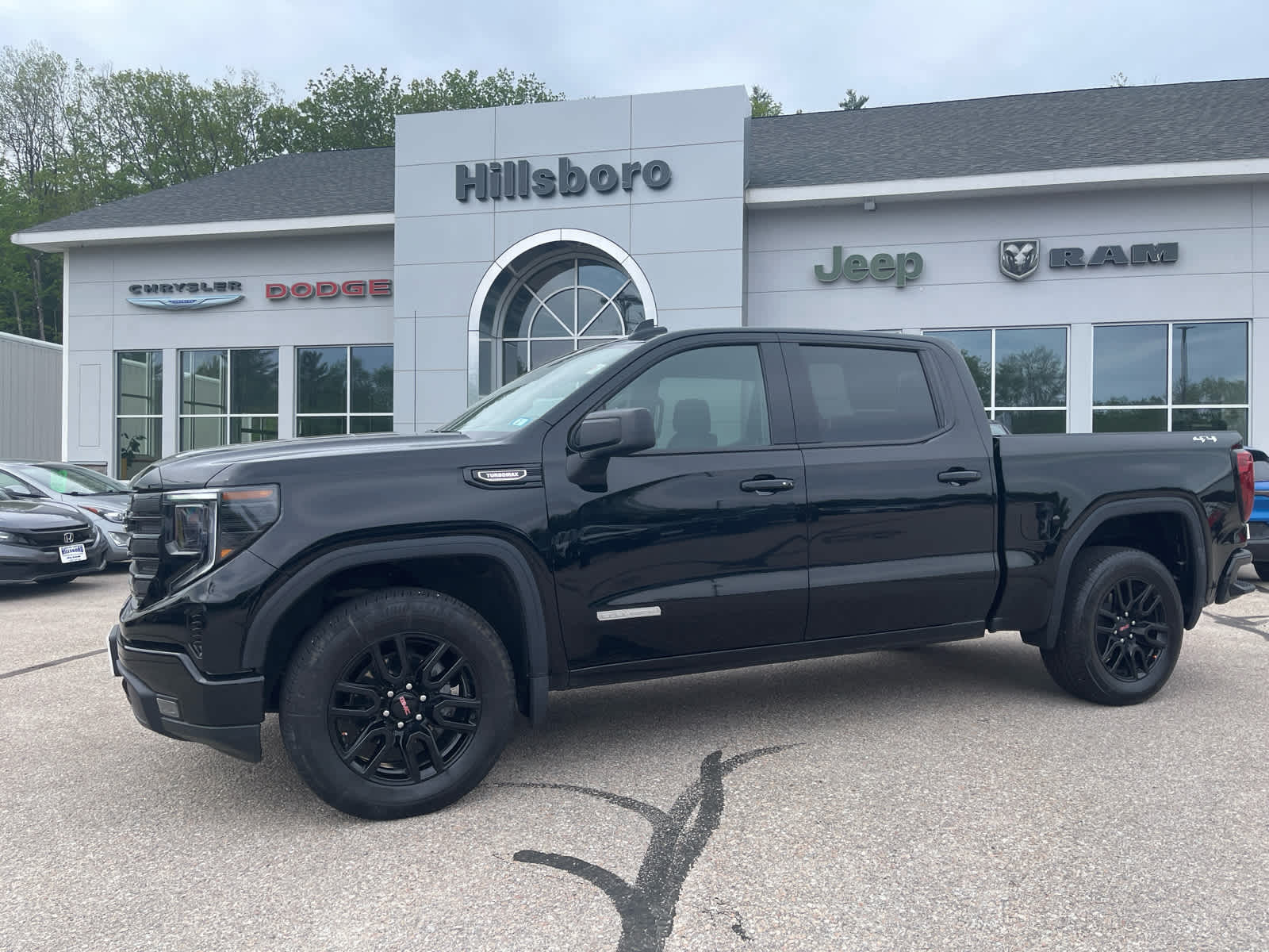 2025 GMC SIERRA in Hillsboro, NH