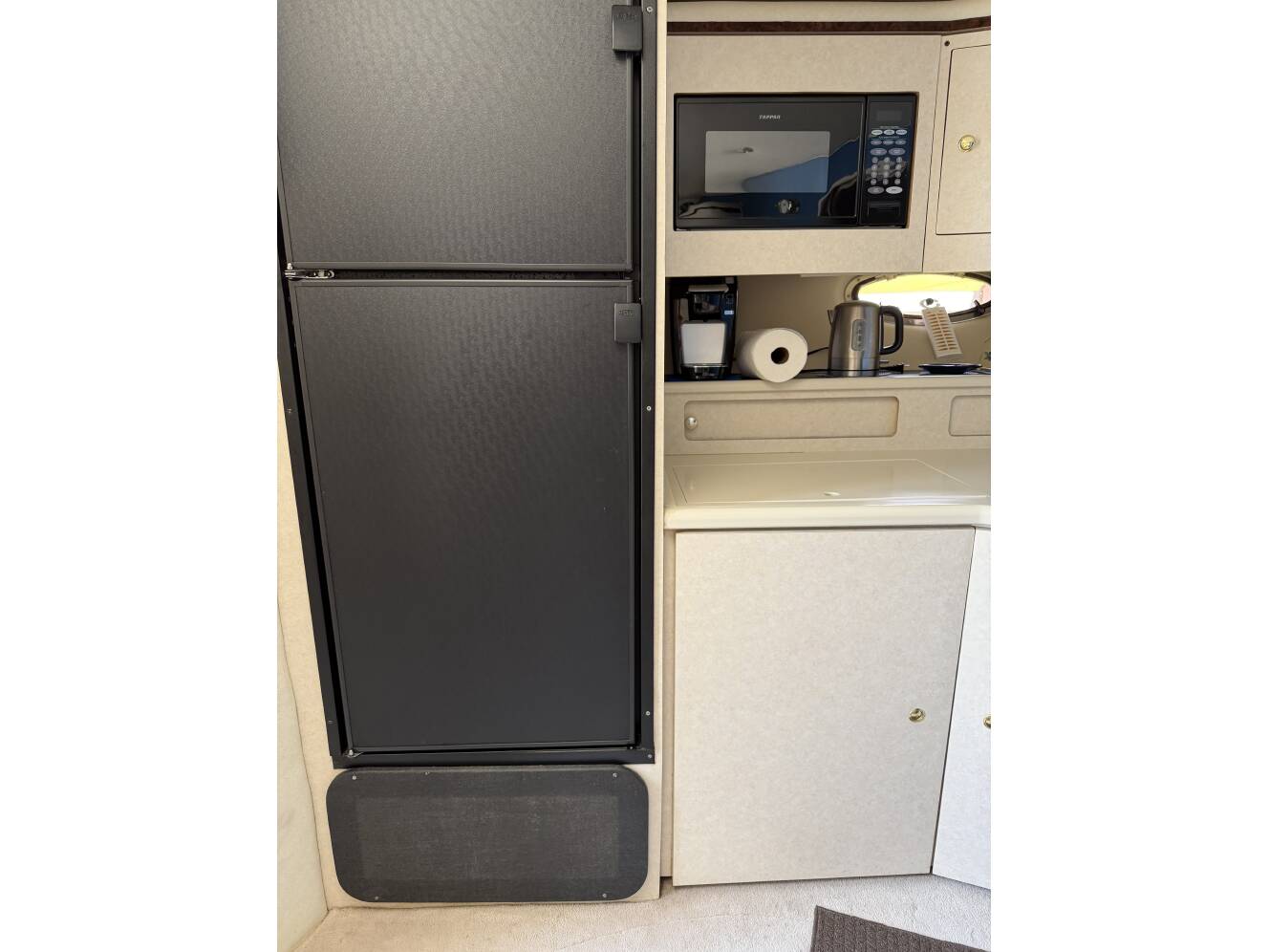 A photo of this 1997 Regal 402 Commodore