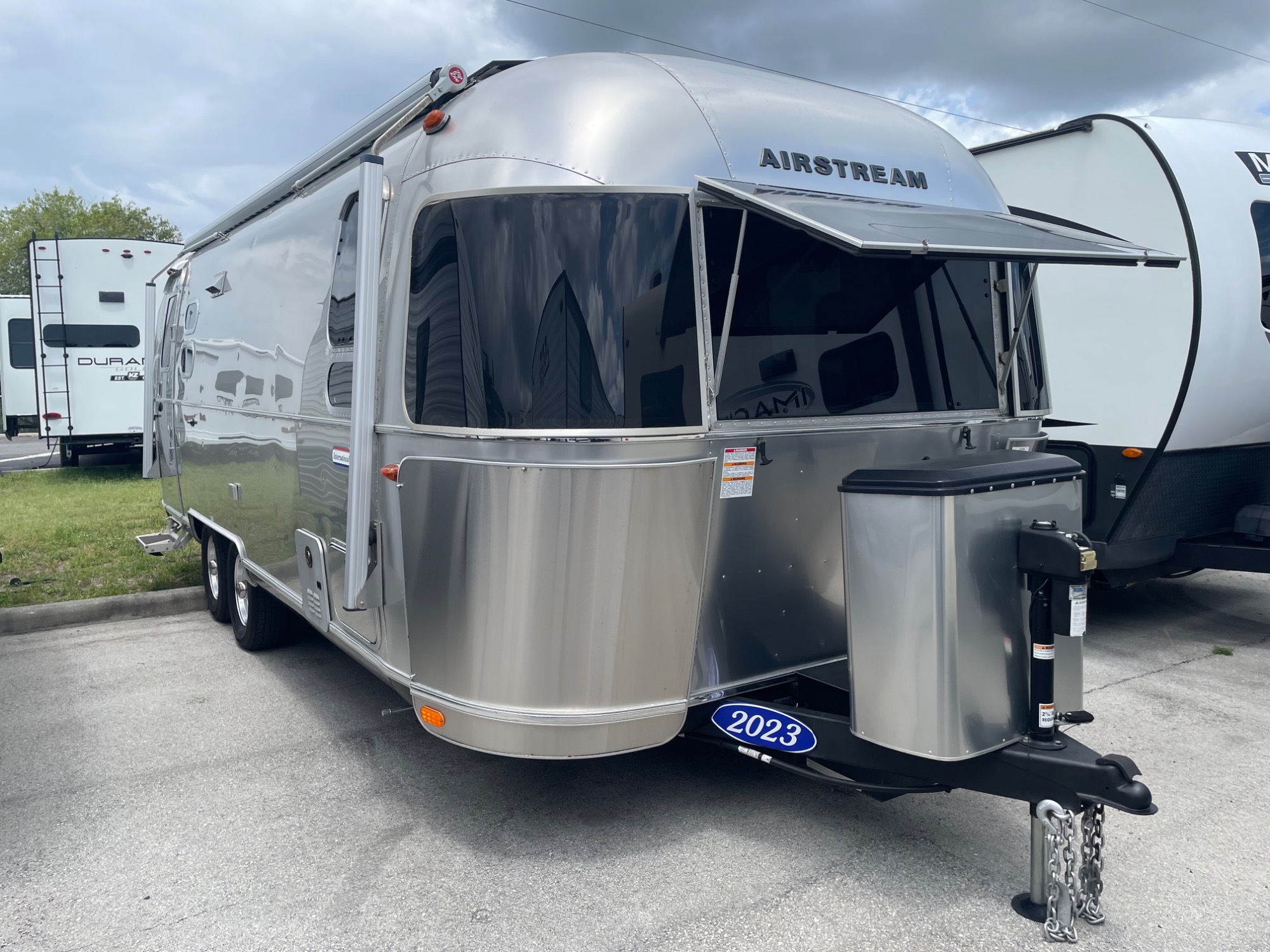 2023 Airstream INTERNATIONAL 25FB QUEEN in cocoa FL