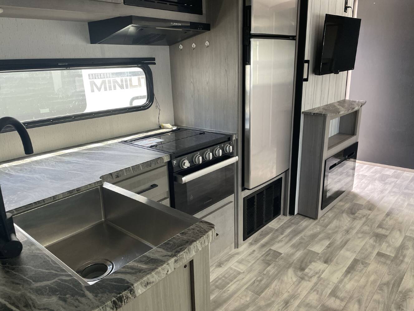 A photo of this 2023 Dutchmen KODIAK 332BHSL