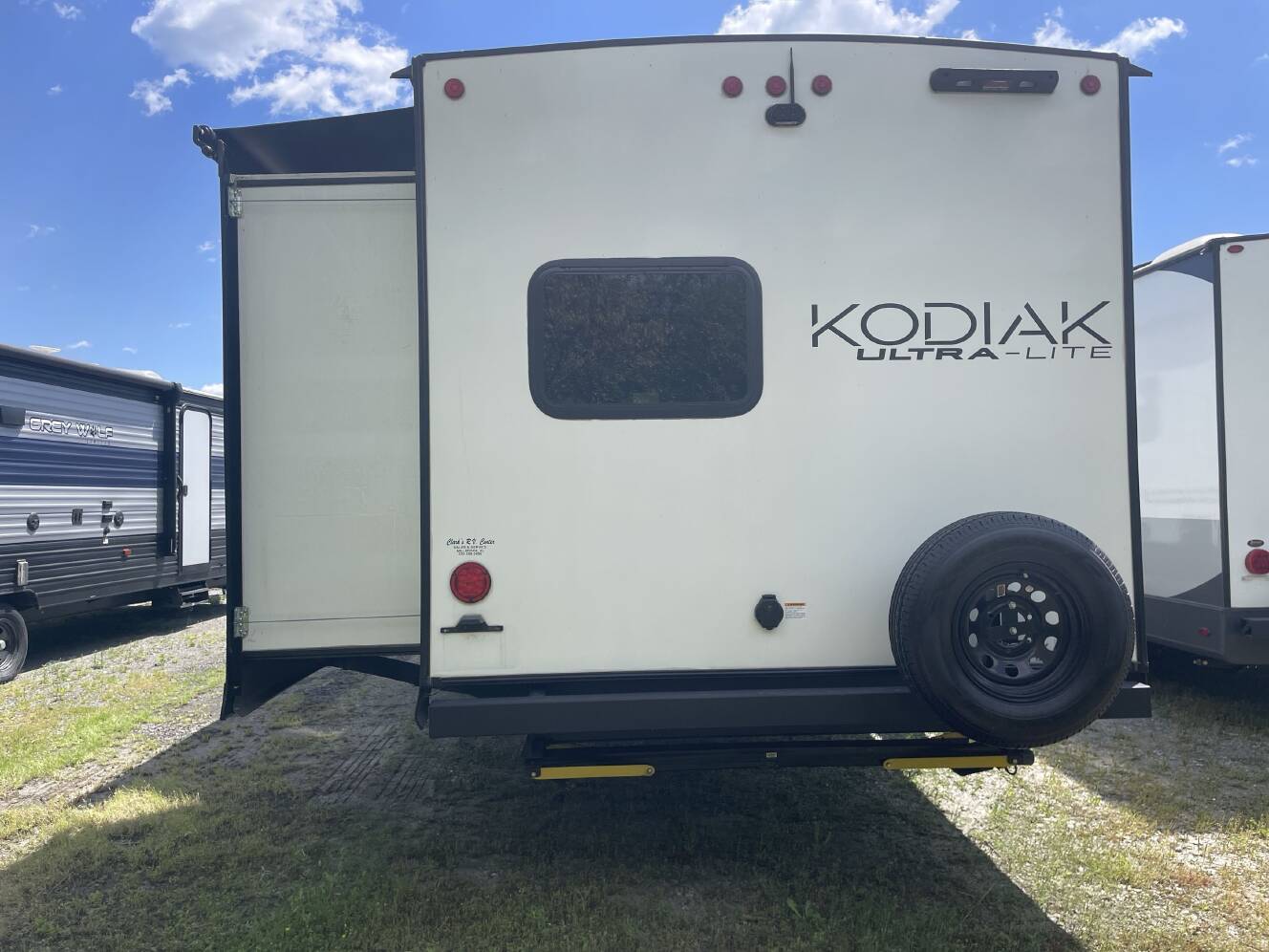 A photo of this 2023 Dutchmen KODIAK 332BHSL