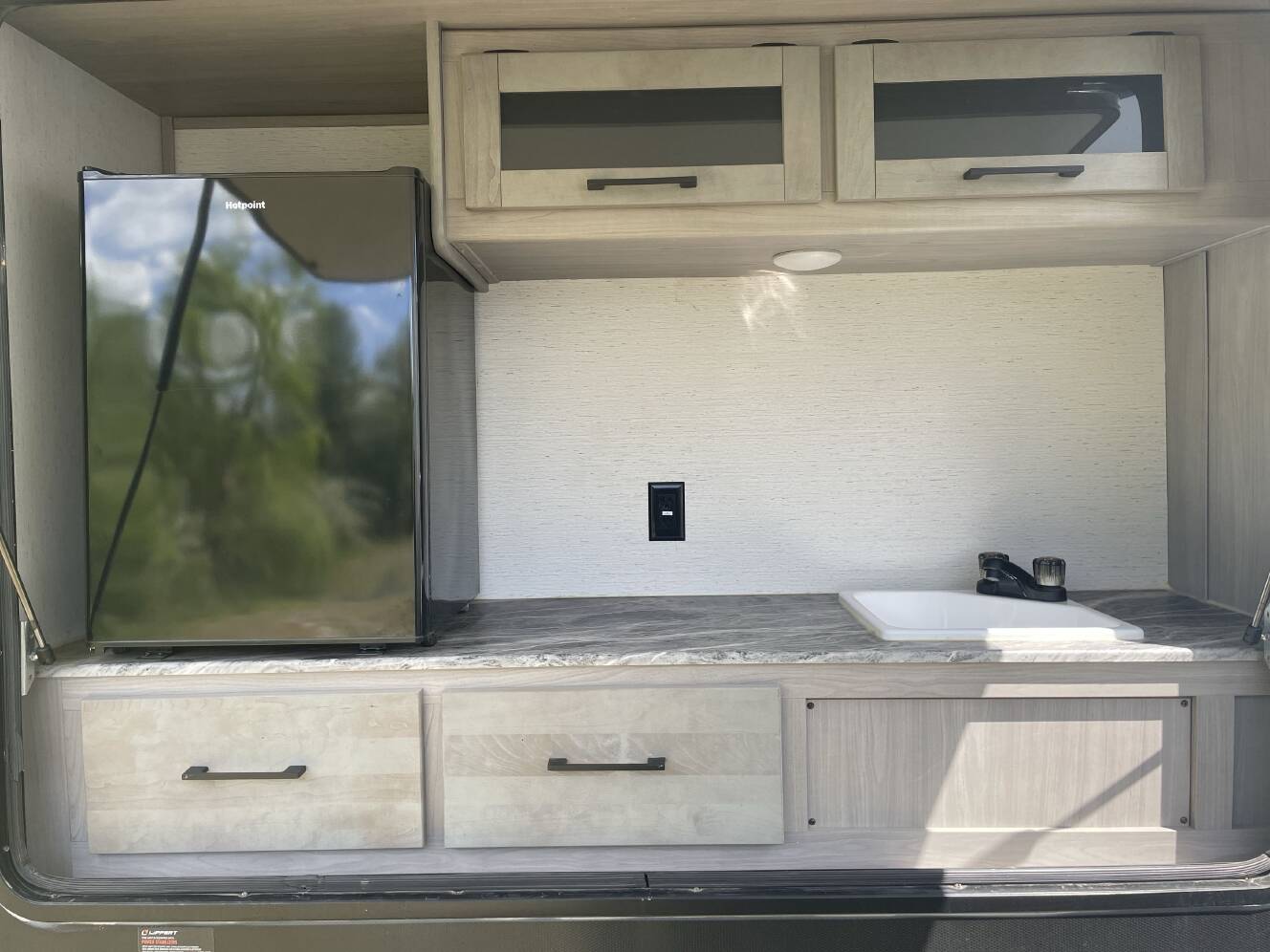 A photo of this 2023 Dutchmen KODIAK 332BHSL