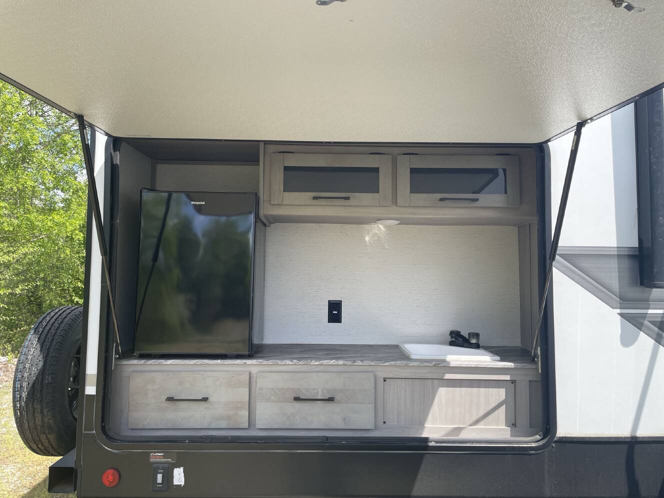 A photo of this 2023 Dutchmen KODIAK 332BHSL