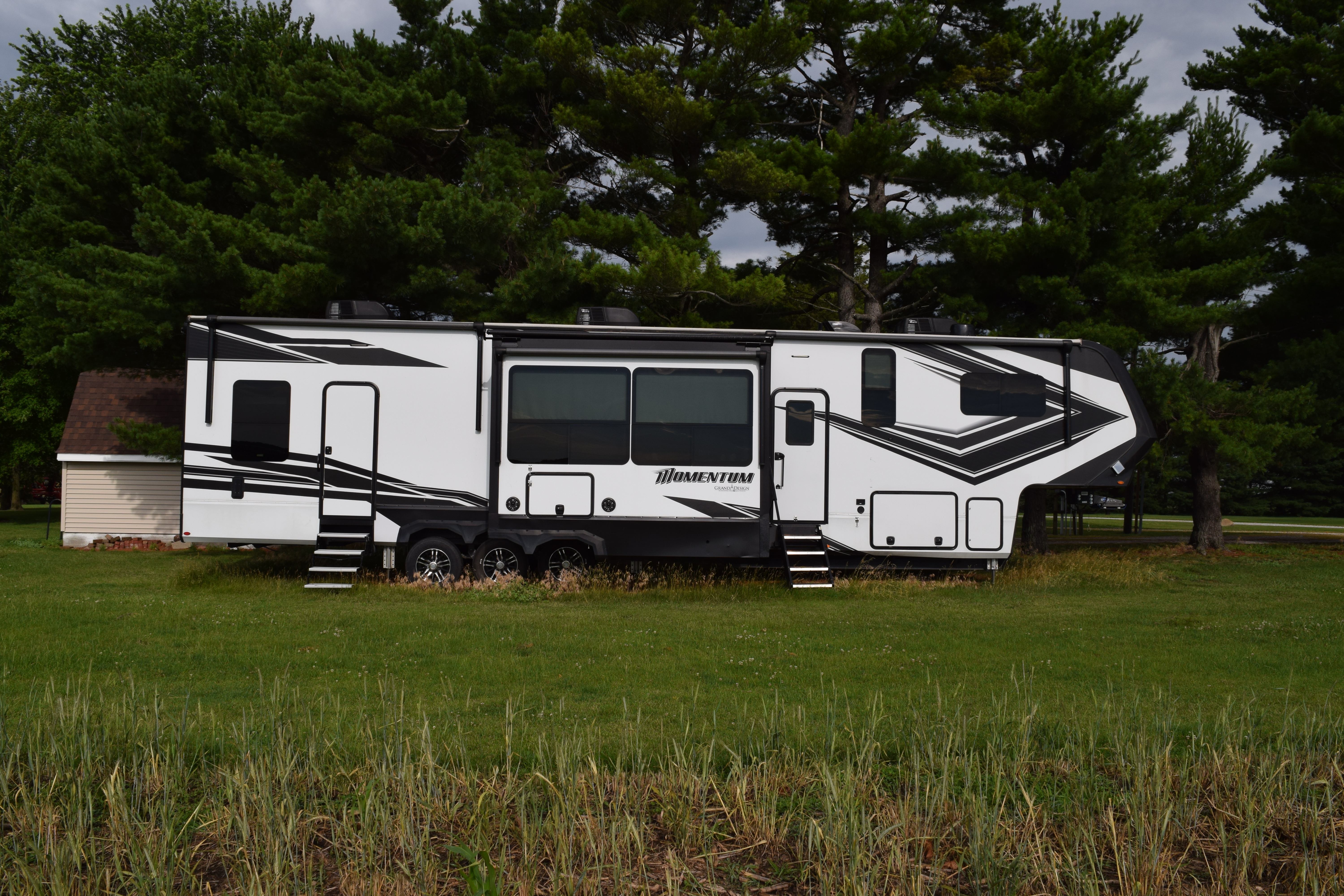 2022 Grand Design MOMENTUM 397THS RV