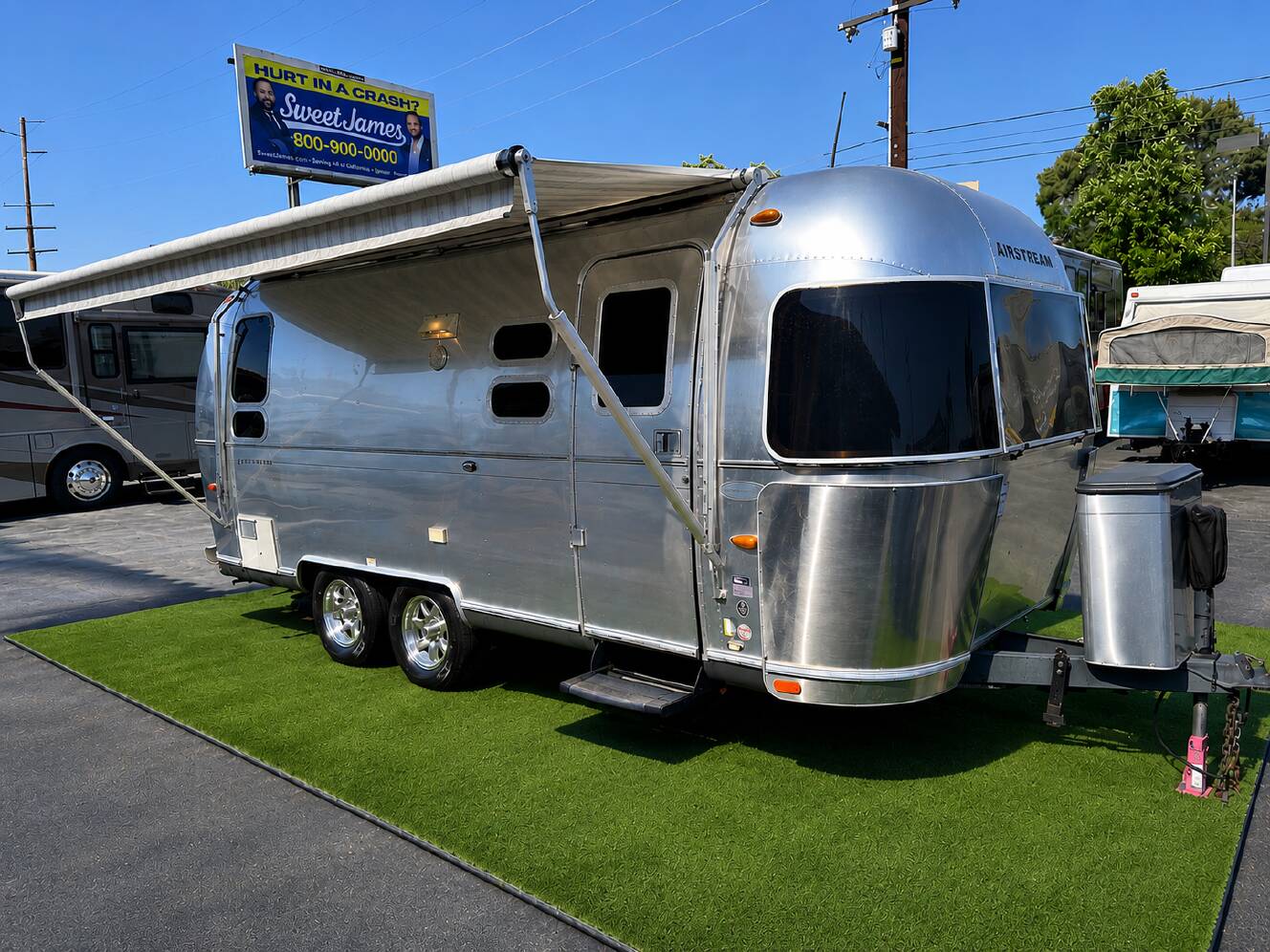 A photo of this 2013 Airstream FLYING CLOUD 23D