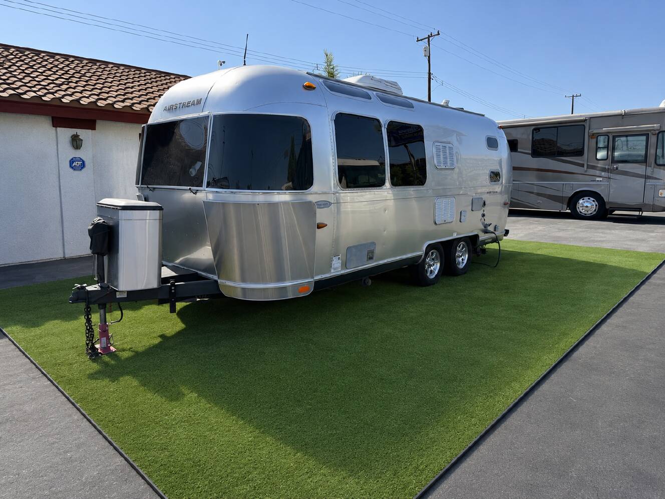 A photo of this 2013 Airstream FLYING CLOUD 23D
