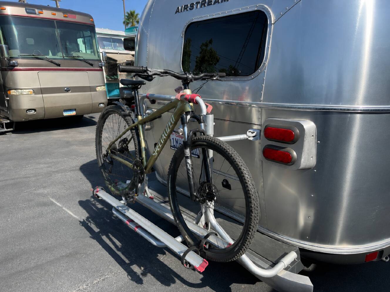 A photo of this 2013 Airstream FLYING CLOUD 23D