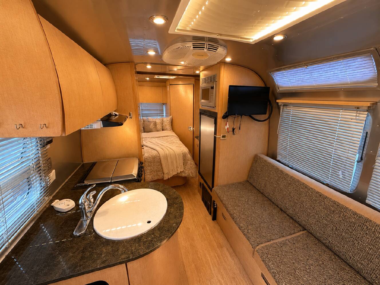 A photo of this 2013 Airstream FLYING CLOUD 23D