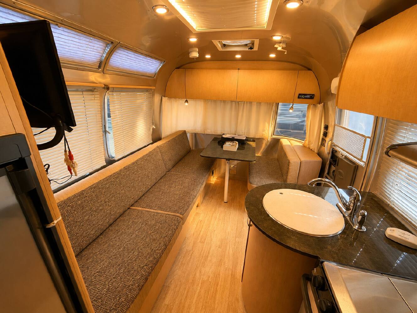 A photo of this 2013 Airstream FLYING CLOUD 23D