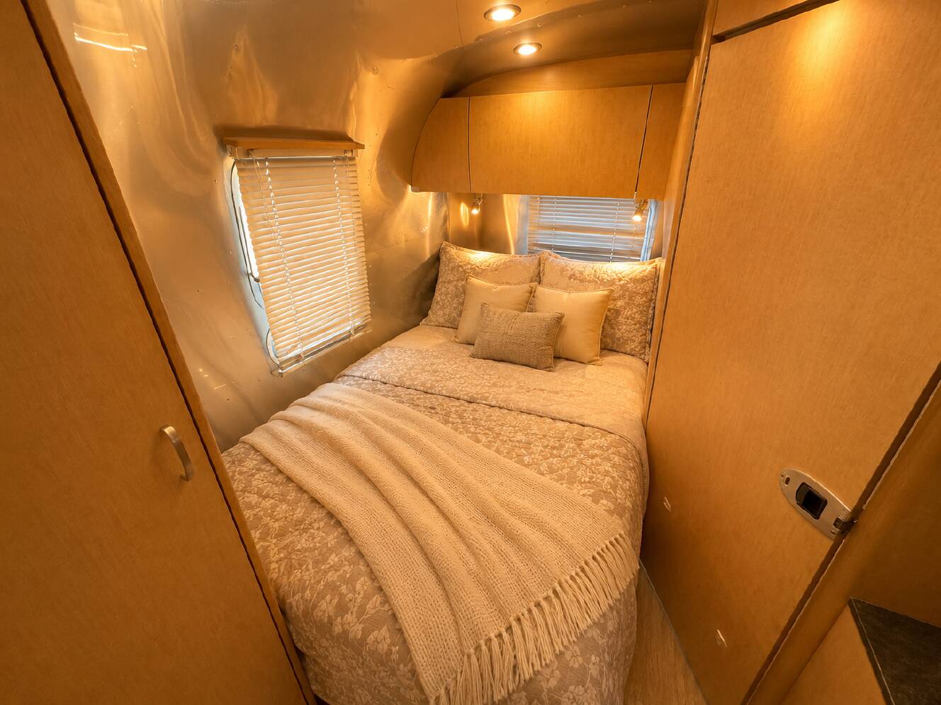A photo of this 2013 Airstream FLYING CLOUD 23D
