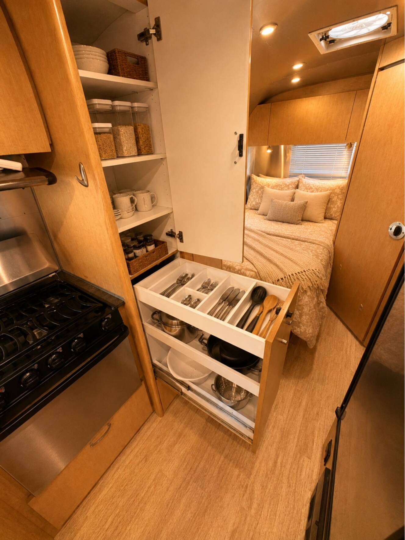 A photo of this 2013 Airstream FLYING CLOUD 23D