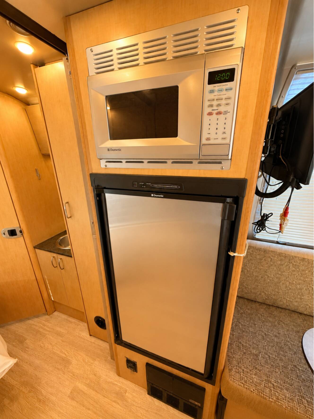 A photo of this 2013 Airstream FLYING CLOUD 23D