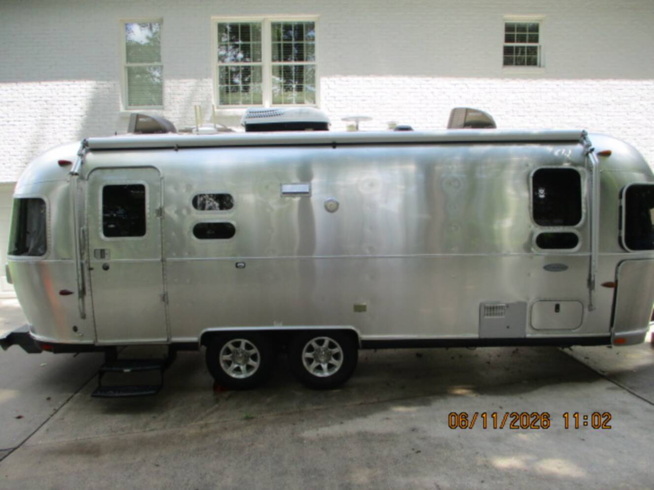 A photo of this 2015 Airstream FLYING CLOUD 25FB QUEEN