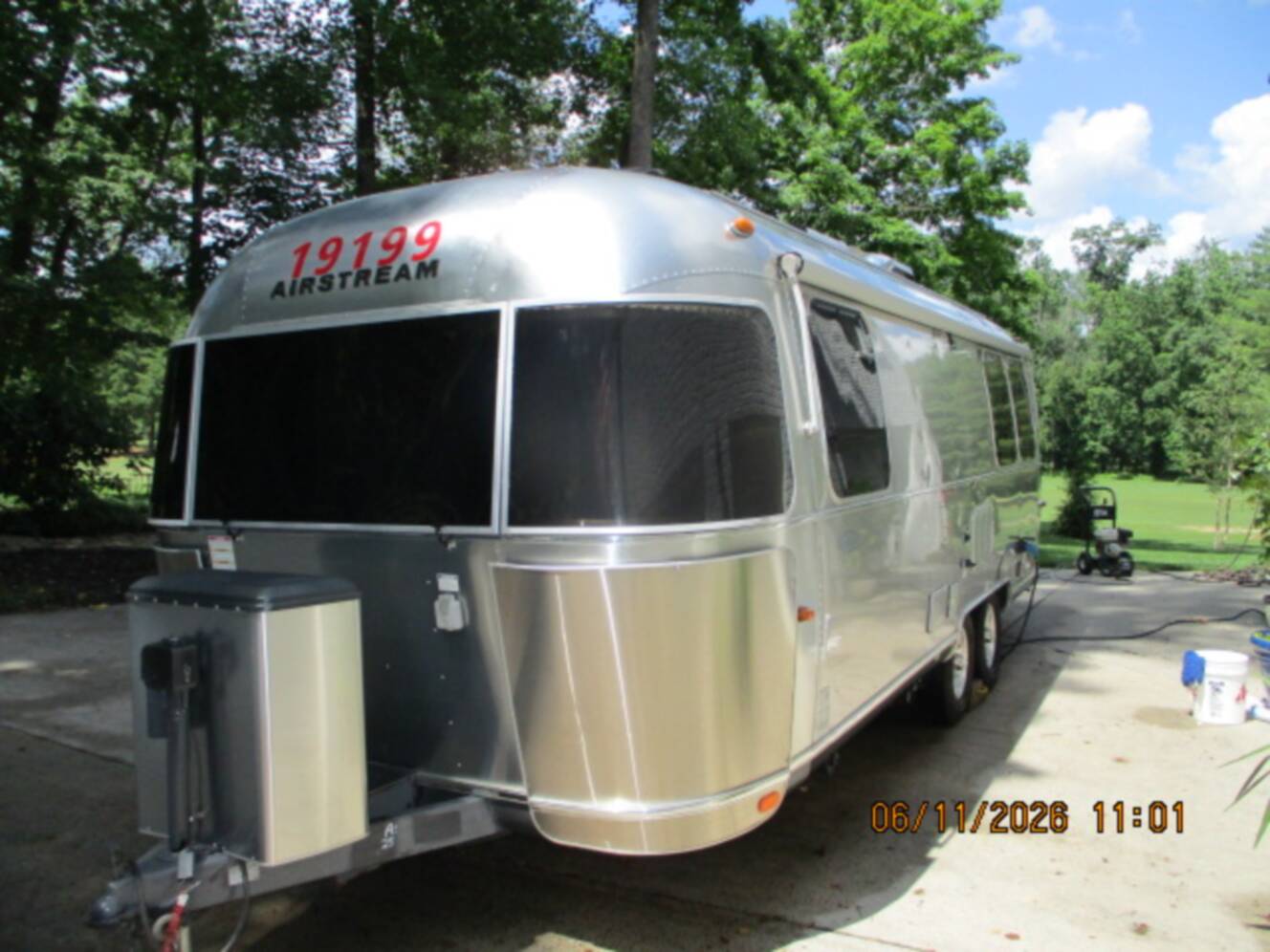 A photo of this 2015 Airstream FLYING CLOUD 25FB QUEEN