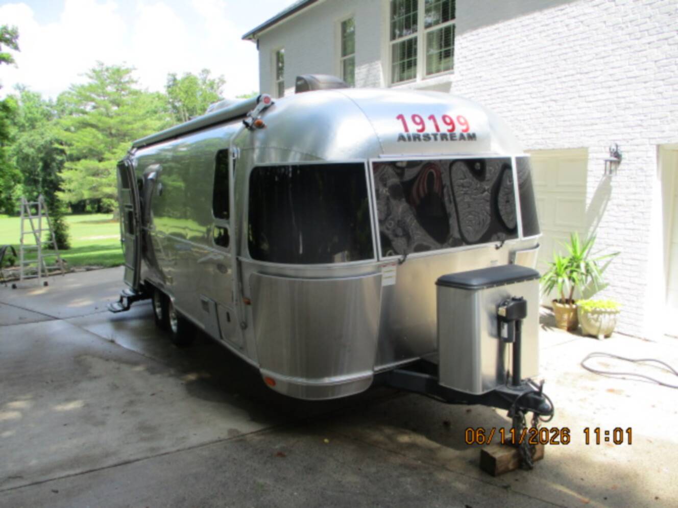 A photo of this 2015 Airstream FLYING CLOUD 25FB QUEEN