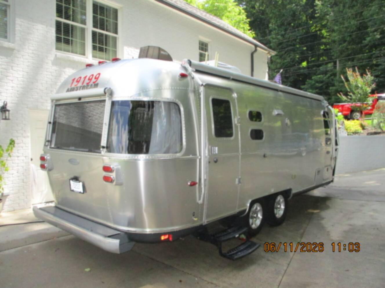 A photo of this 2015 Airstream FLYING CLOUD 25FB QUEEN