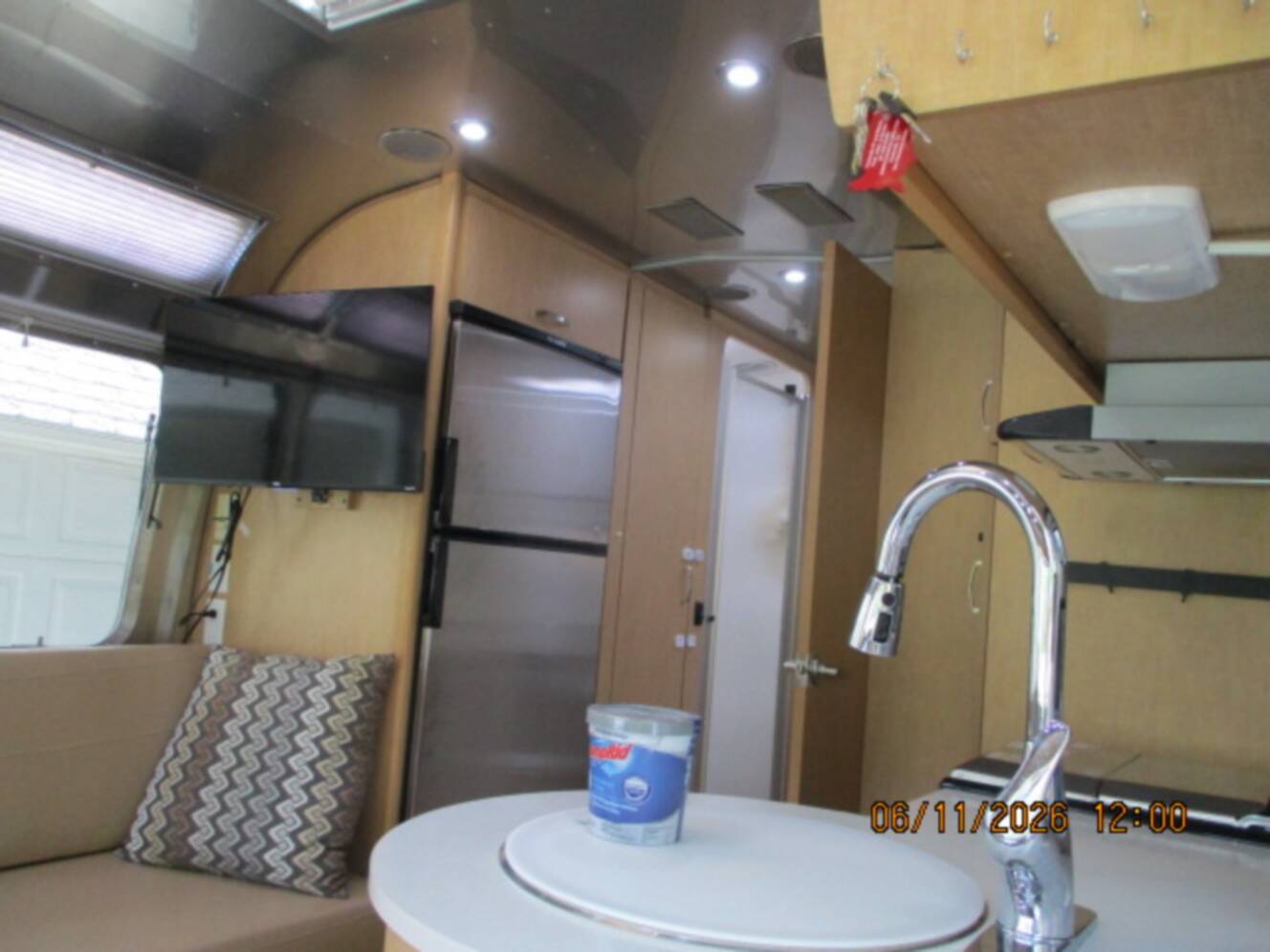 A photo of this 2015 Airstream FLYING CLOUD 25FB QUEEN