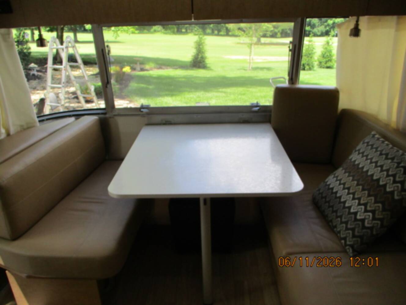 A photo of this 2015 Airstream FLYING CLOUD 25FB QUEEN