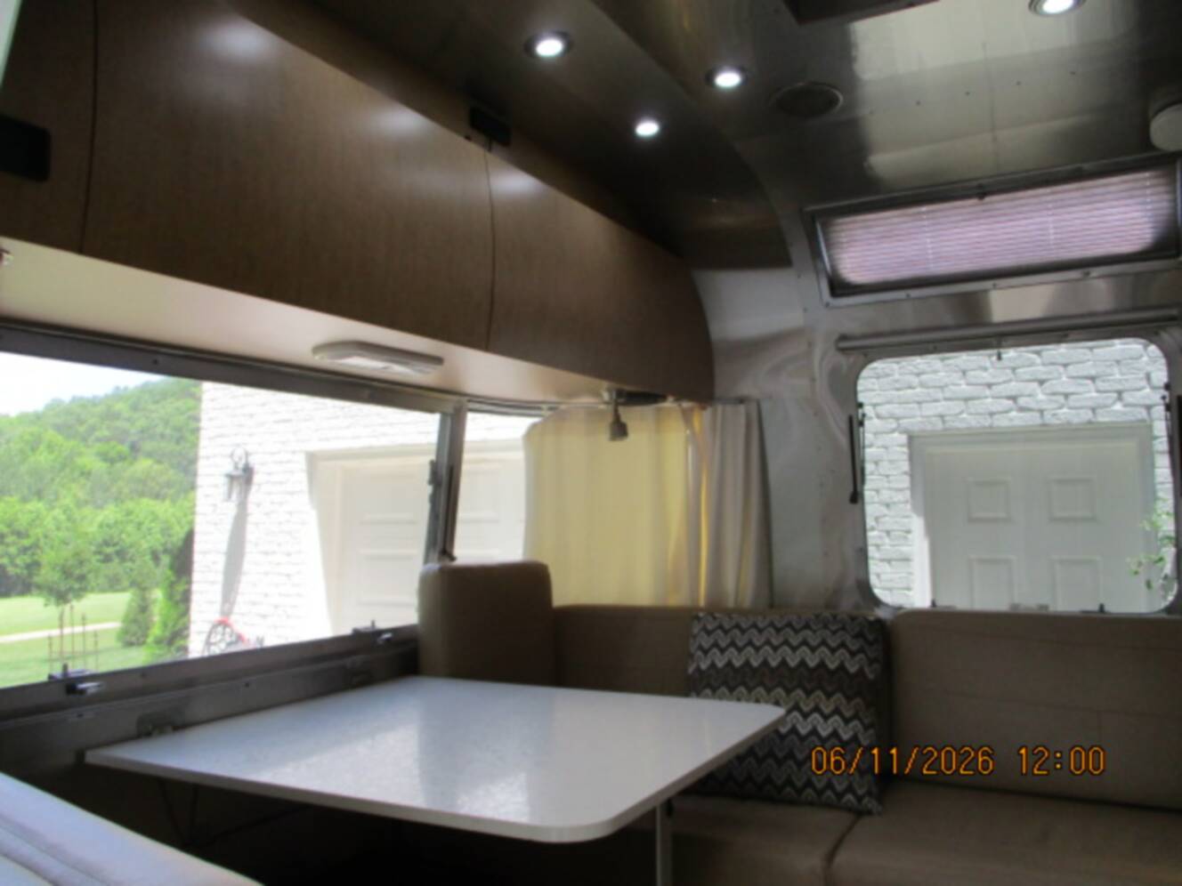 A photo of this 2015 Airstream FLYING CLOUD 25FB QUEEN