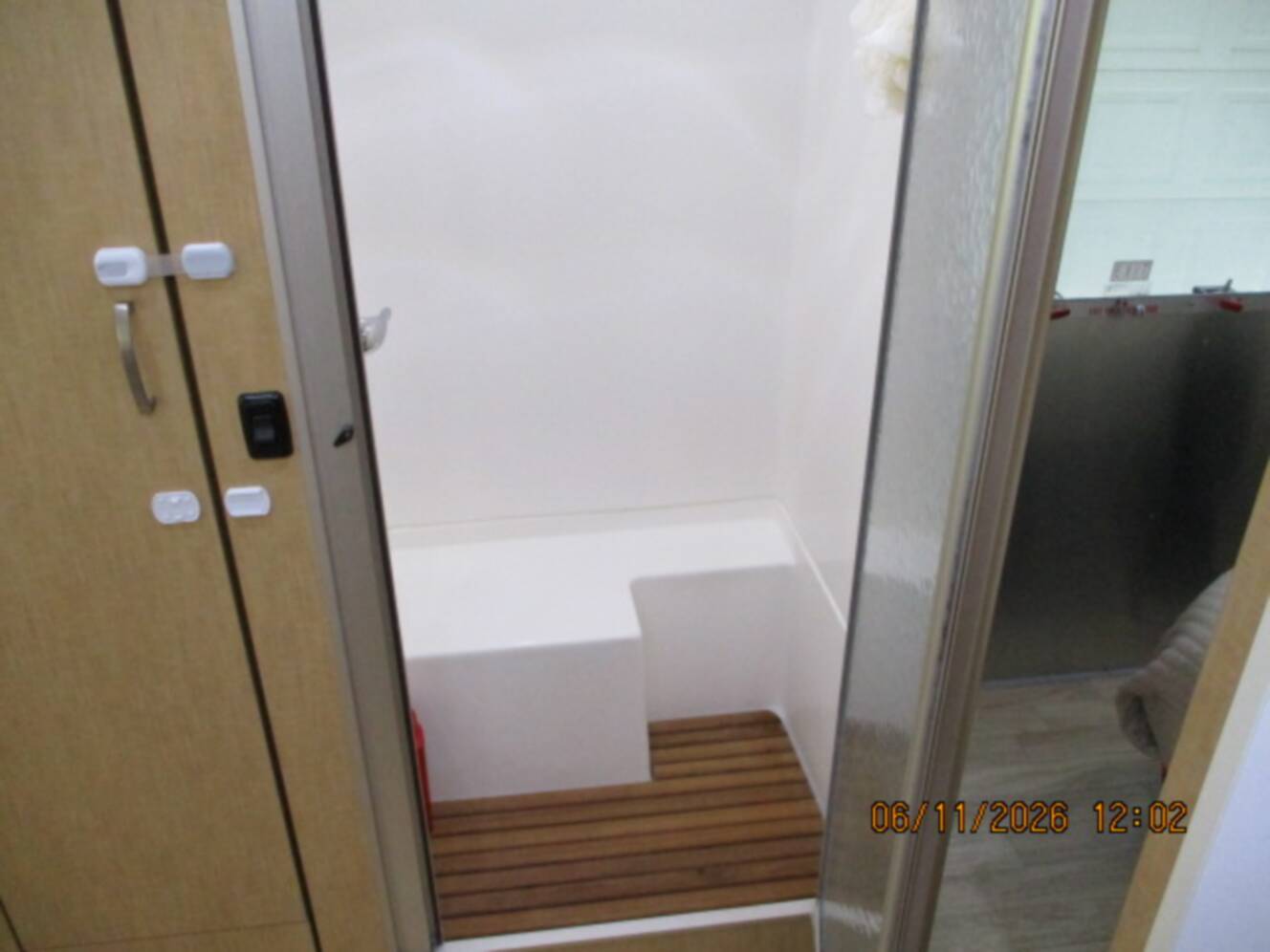 A photo of this 2015 Airstream FLYING CLOUD 25FB QUEEN