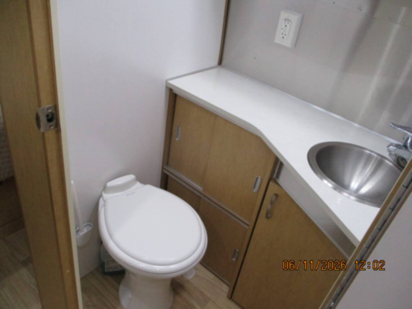 A photo of this 2015 Airstream FLYING CLOUD 25FB QUEEN