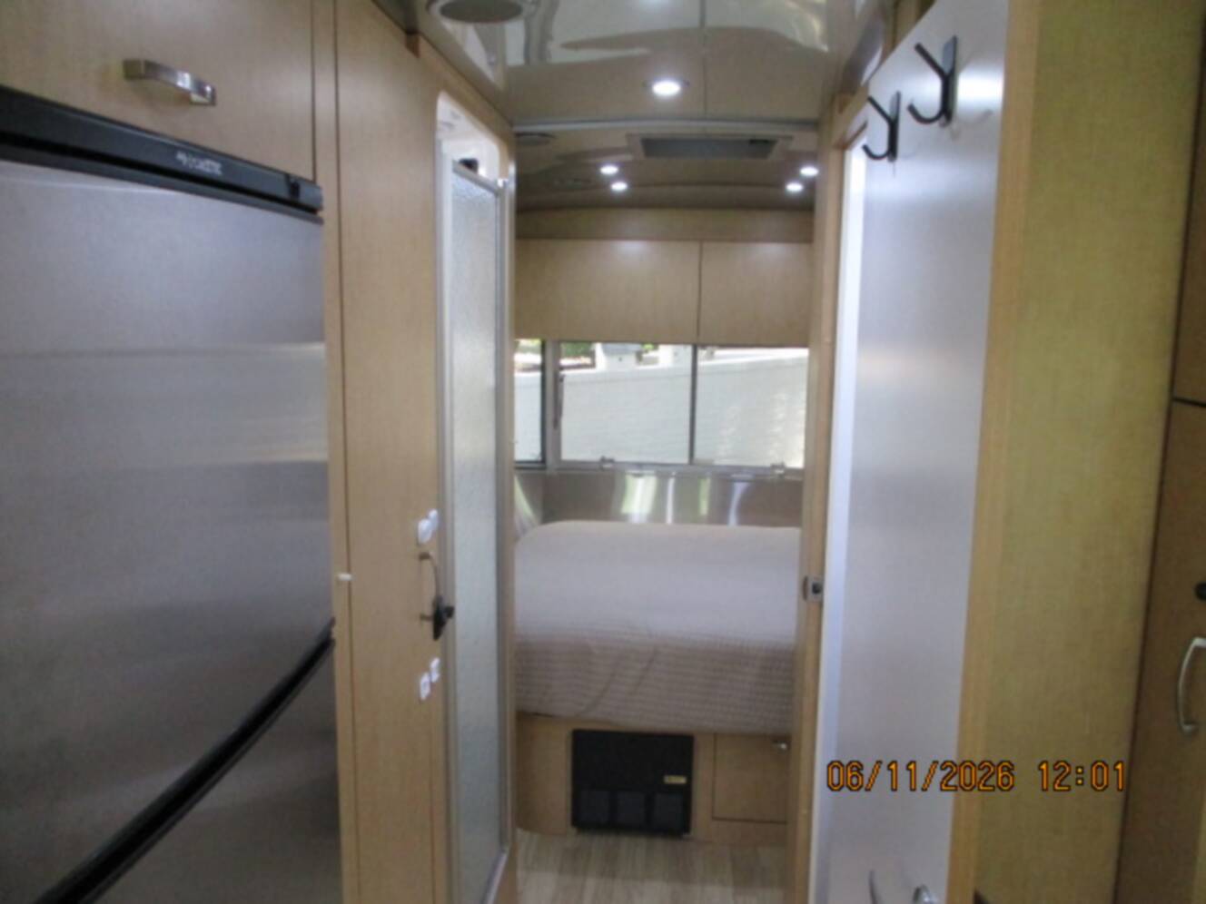 A photo of this 2015 Airstream FLYING CLOUD 25FB QUEEN