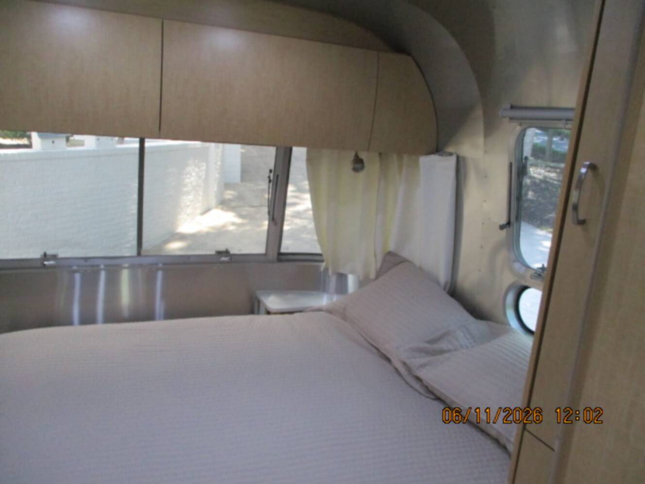A photo of this 2015 Airstream FLYING CLOUD 25FB QUEEN