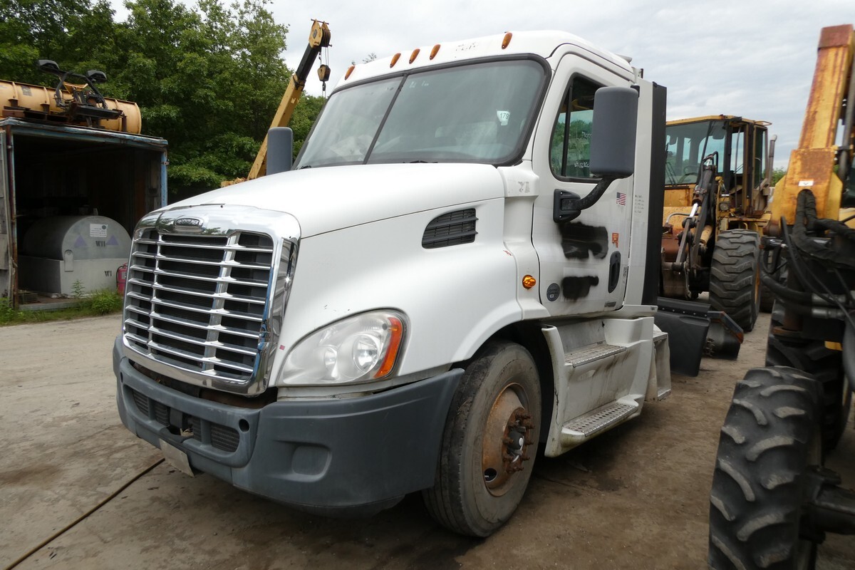 2014 FREIGHTLINER CASCADIA 113 in Sparrow Bush, NY