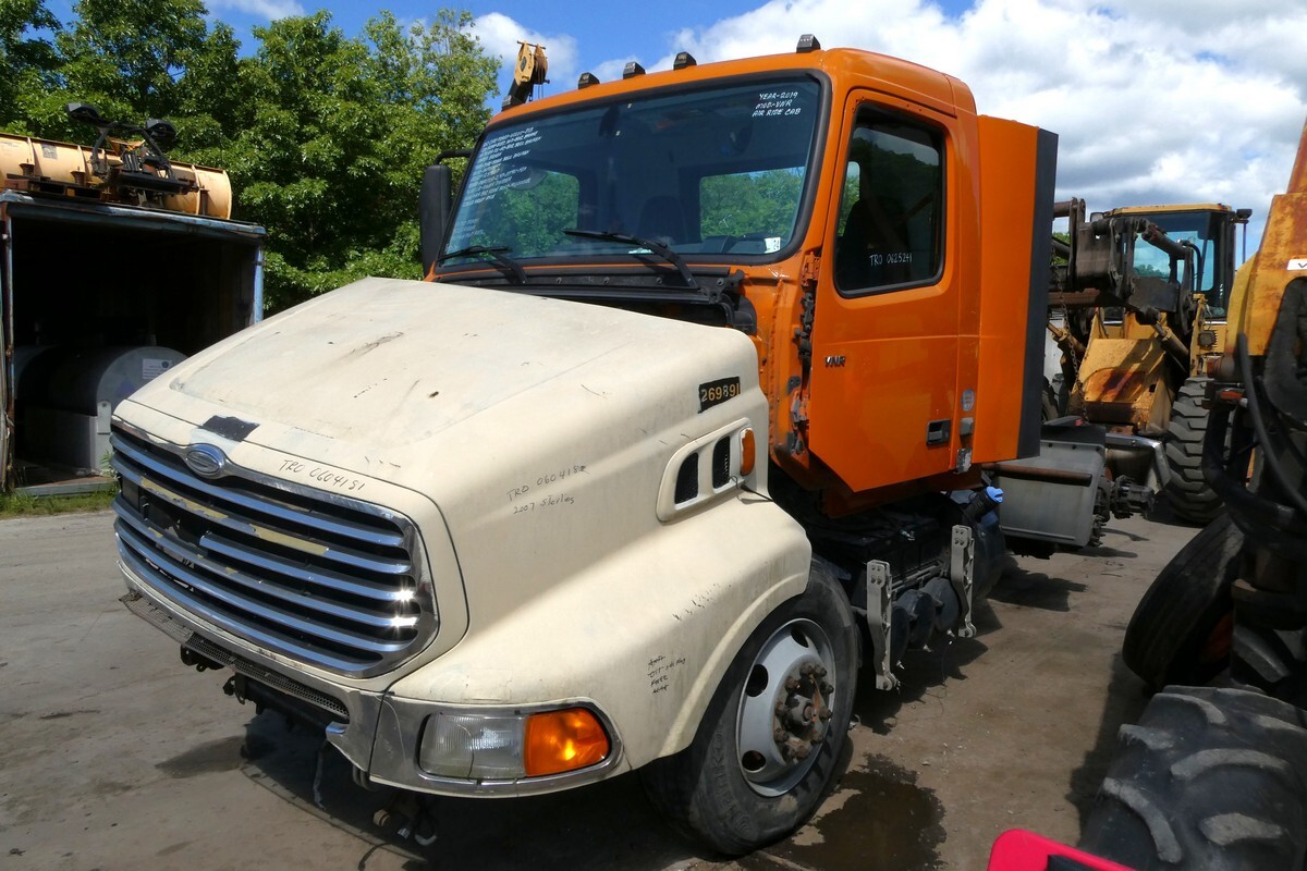 2019 VOLVO VNR64T300 in Sparrow Bush, NY