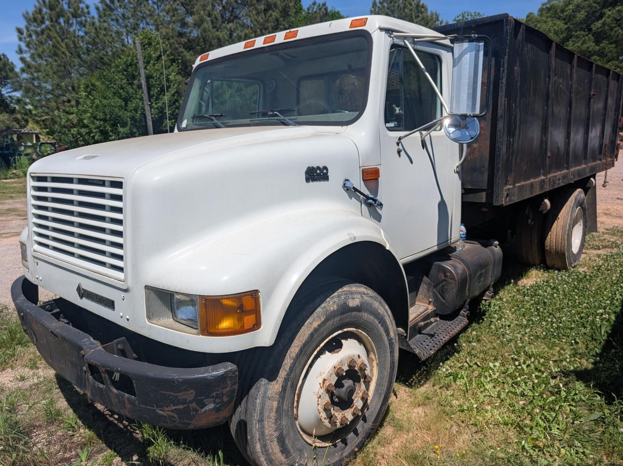 2000 INTERNATIONAL 4900 in Prairieville, LA