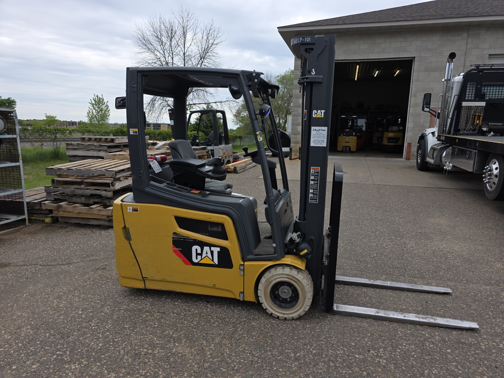 2022 CAT Lift Trucks 2ET4000 in Anoka, MN