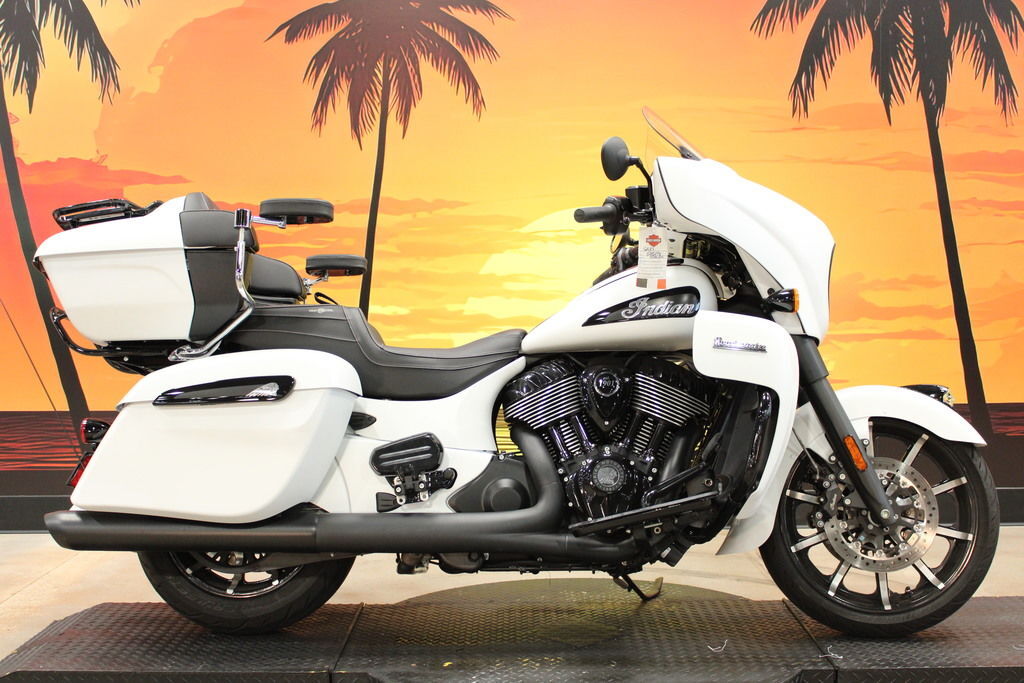 2021 Indian Motorcycle® Roadmaster® Dark Horse® Thunder Black Smoke DARK HORSE in Ormond Beach, FL