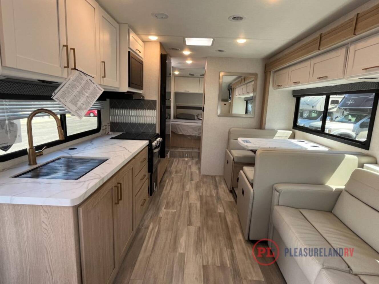A photo of this 2027 Thor Motor Coach Four Winds 31H