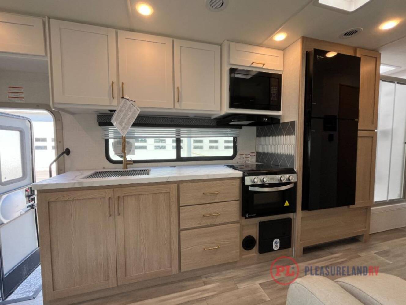 A photo of this 2027 Thor Motor Coach Four Winds 31H