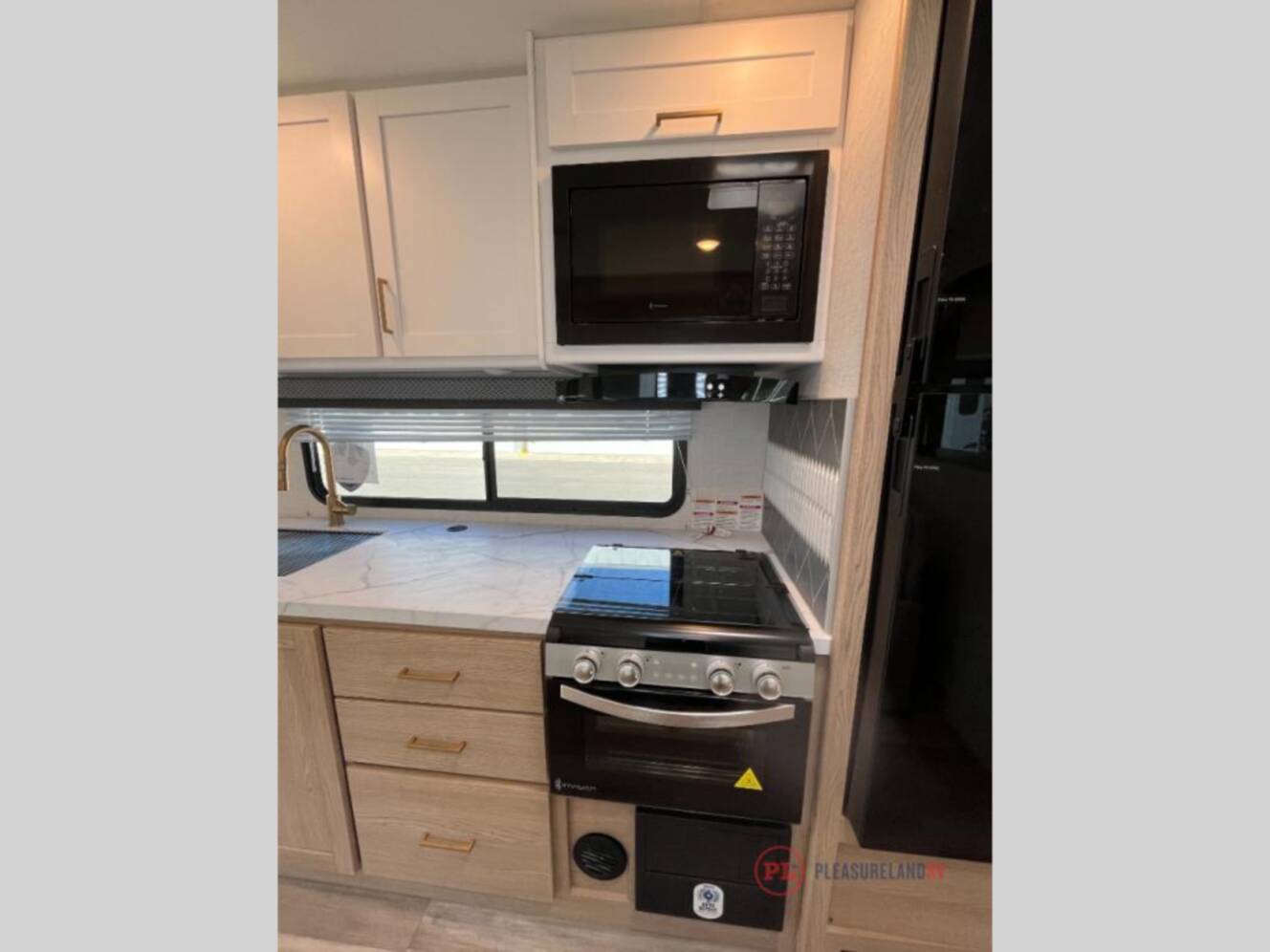 A photo of this 2027 Thor Motor Coach Four Winds 31H