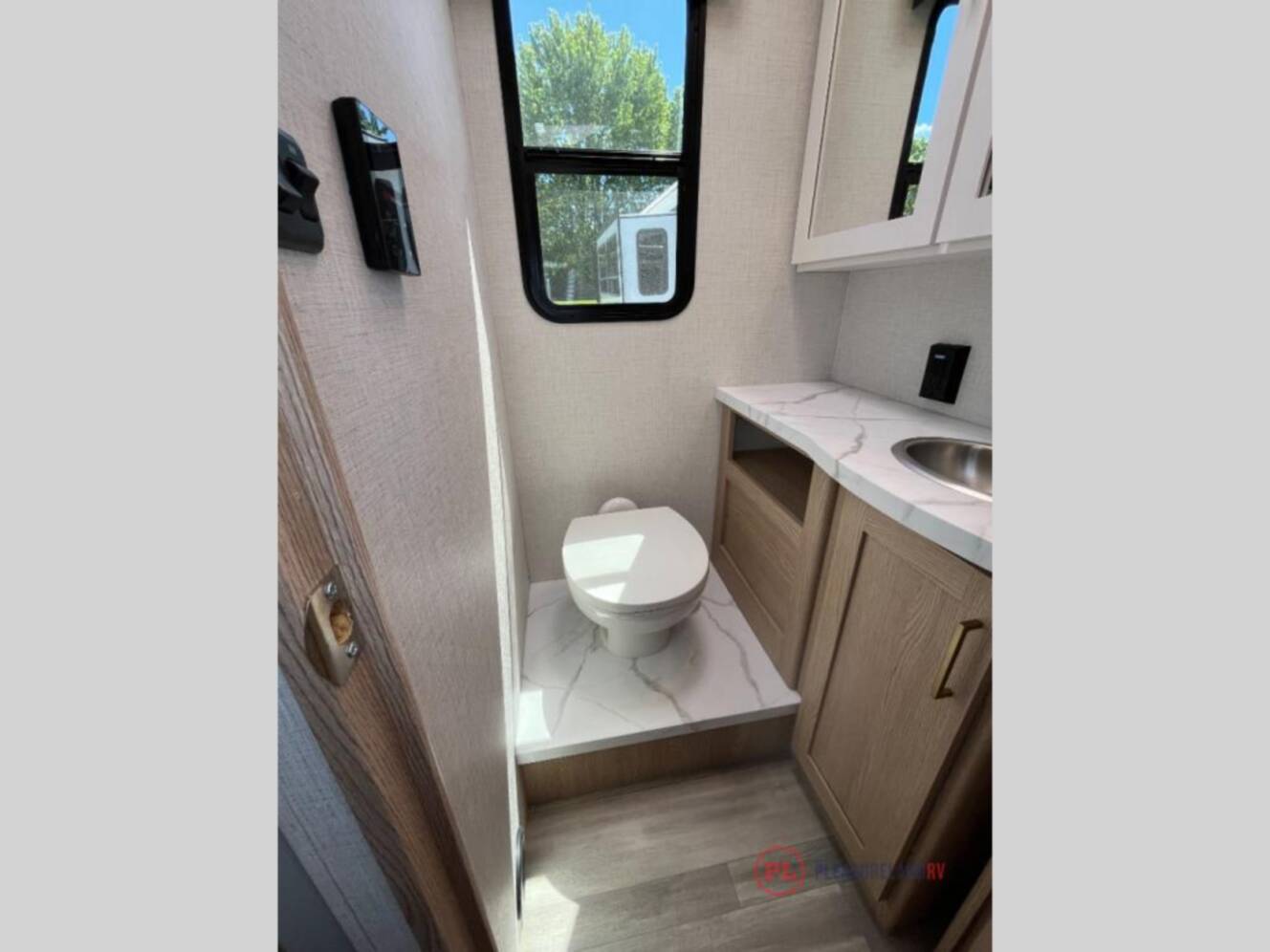 A photo of this 2027 Thor Motor Coach Four Winds 31H
