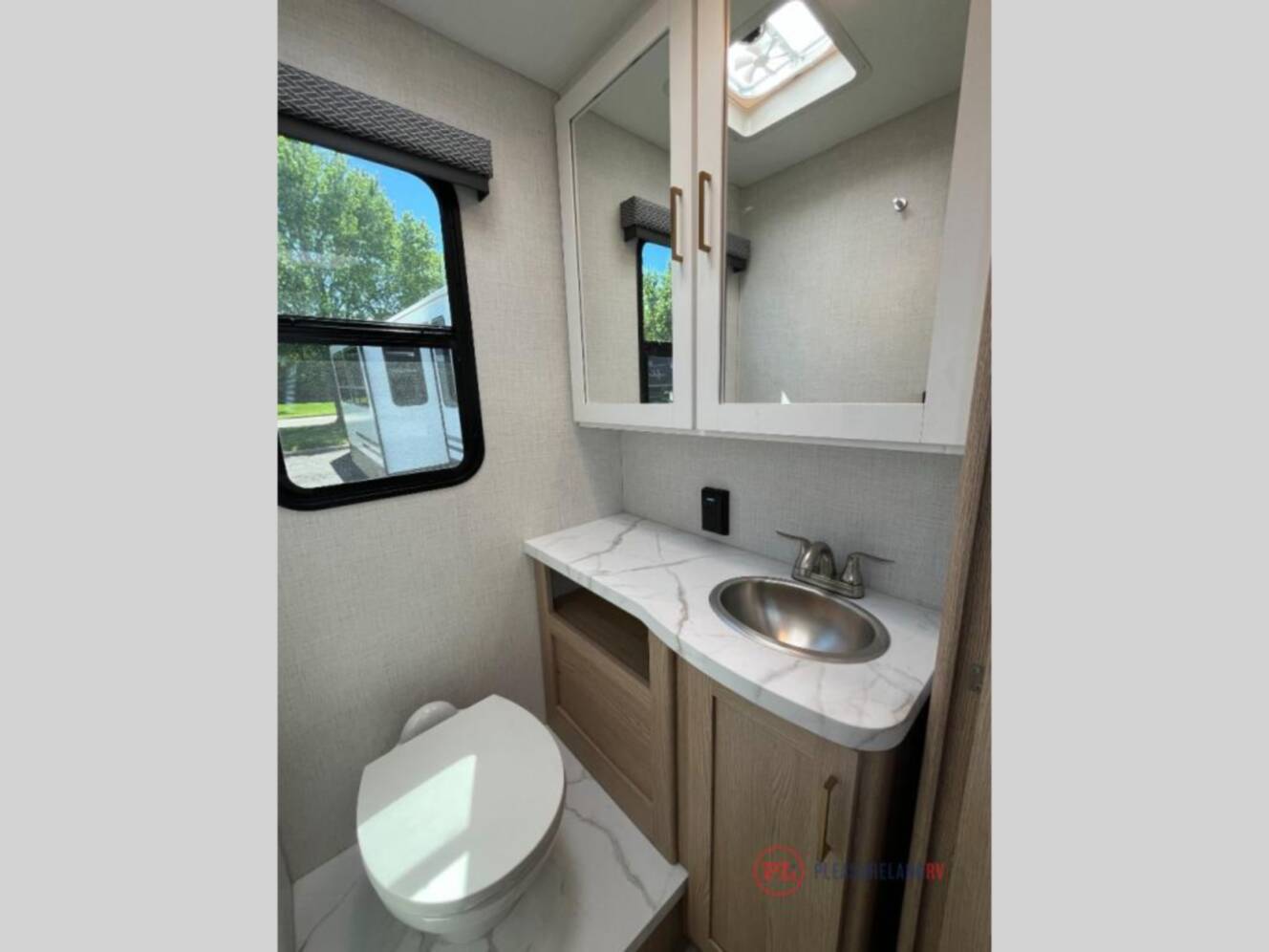 A photo of this 2027 Thor Motor Coach Four Winds 31H