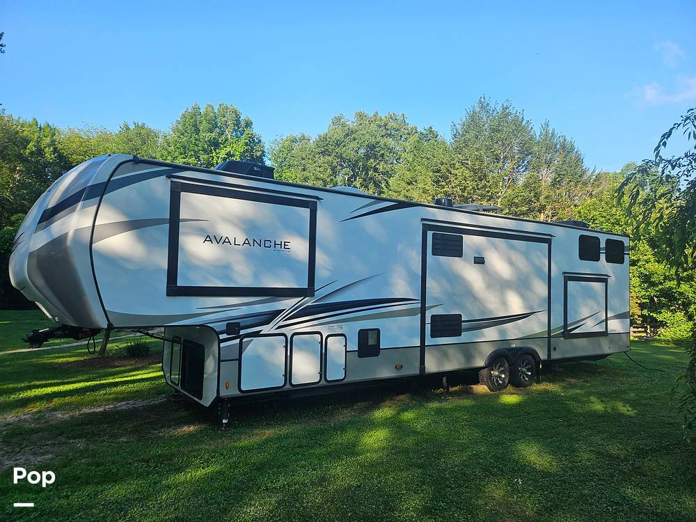 2022 Keystone Avalanche M-390 DS in coventry CT