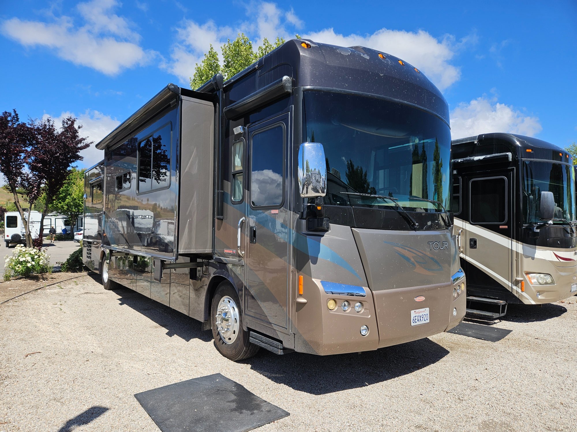 2009 Winnebago Industries Tour 40KD Class A Diesel Motorhome - Diesel Pusher RV