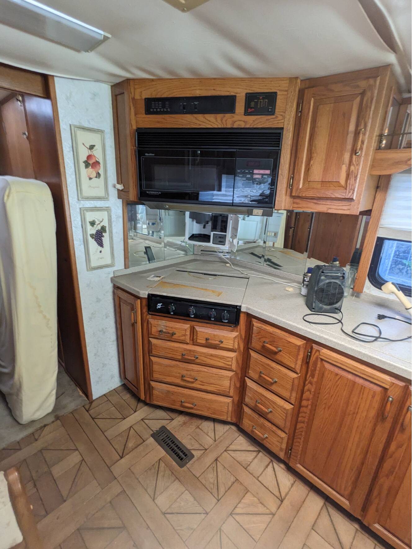 A photo of this 1987 Airstream 345