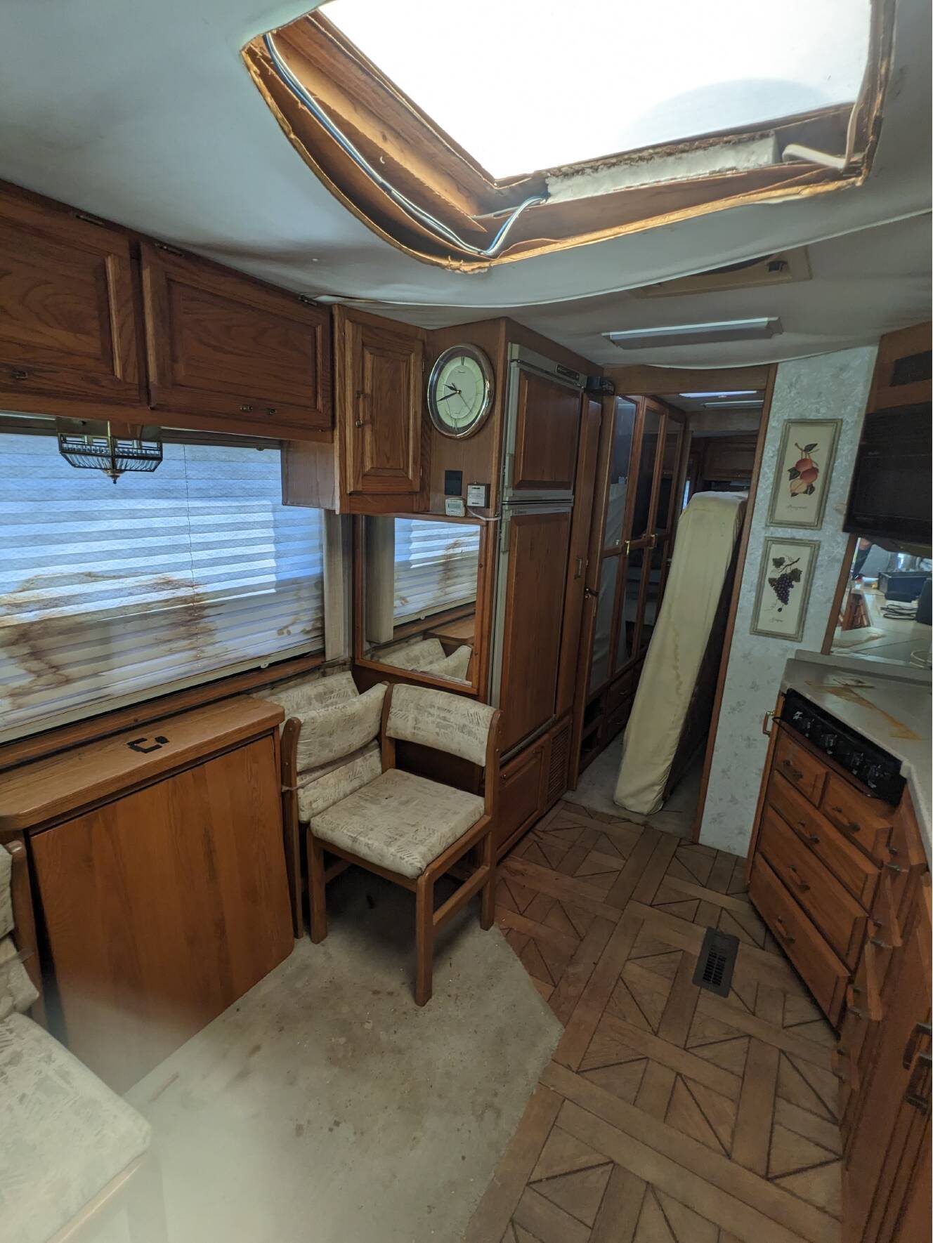 A photo of this 1987 Airstream 345