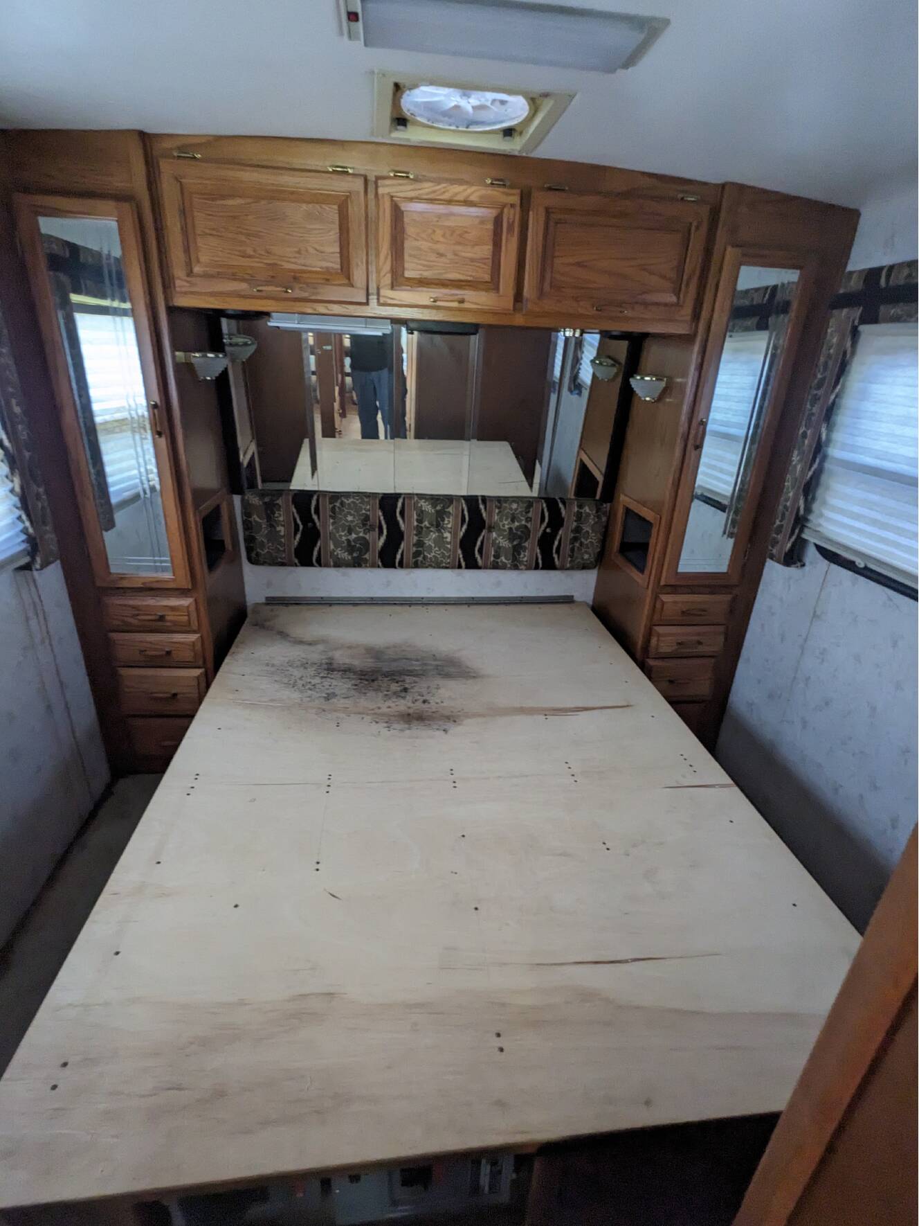 A photo of this 1987 Airstream 345
