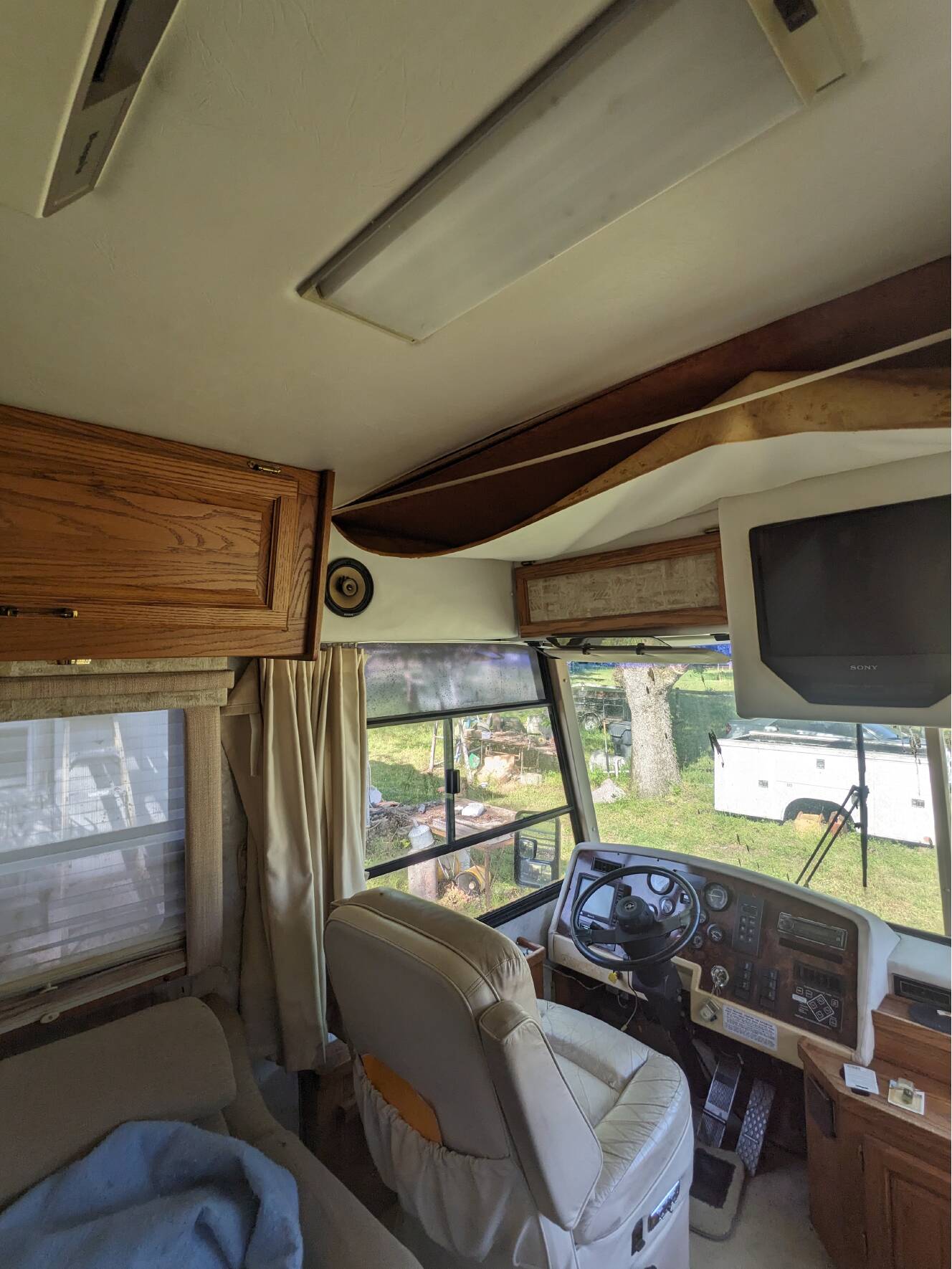 A photo of this 1987 Airstream 345