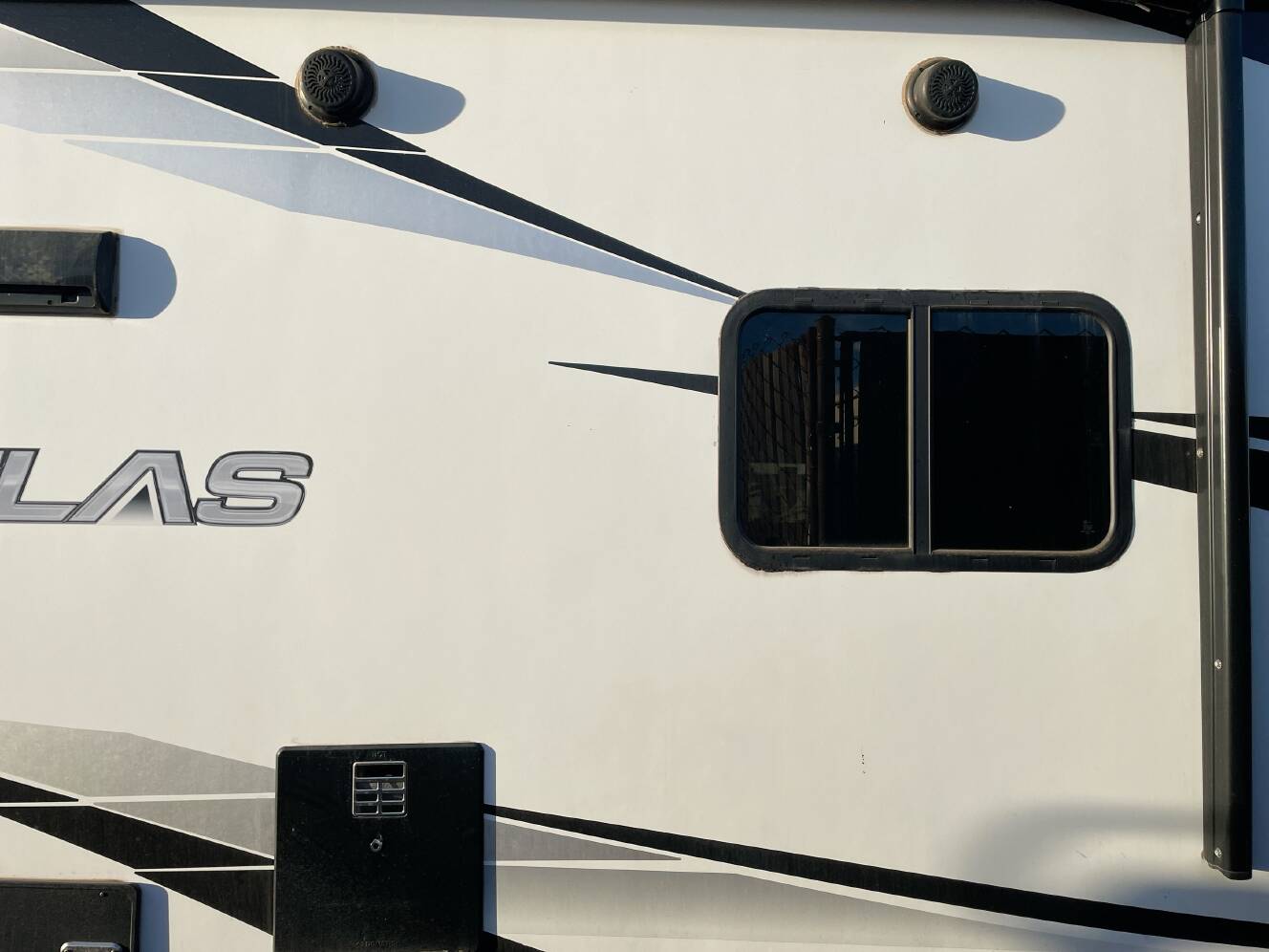 A photo of this 2021 Dutchmen ATLAS 2202RB