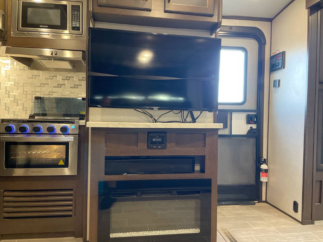 A photo of this 2021 Dutchmen ATLAS 2202RB