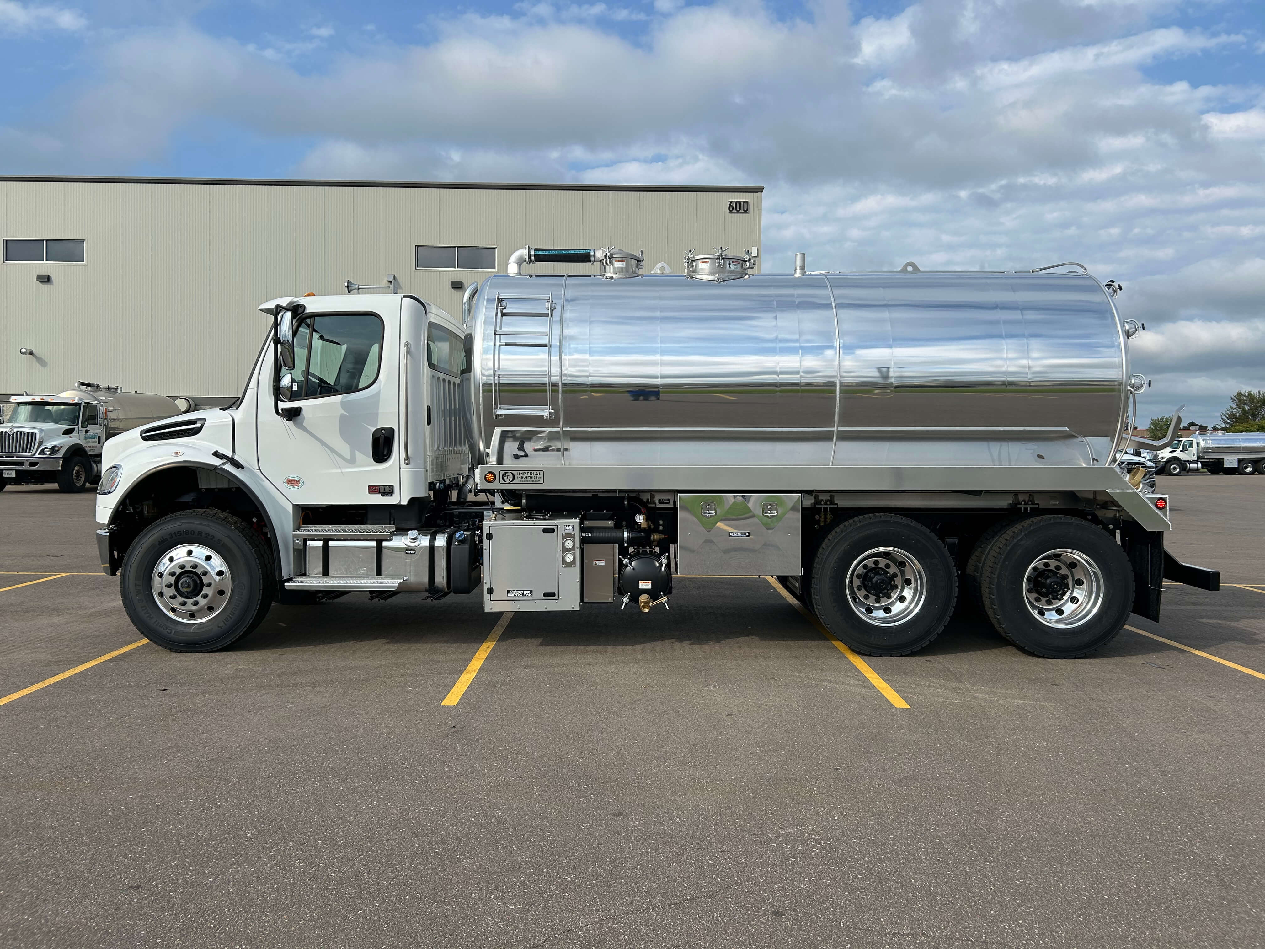 2027 FREIGHTLINER BUSINESS CLASS M2 106 in Crestwood, IL